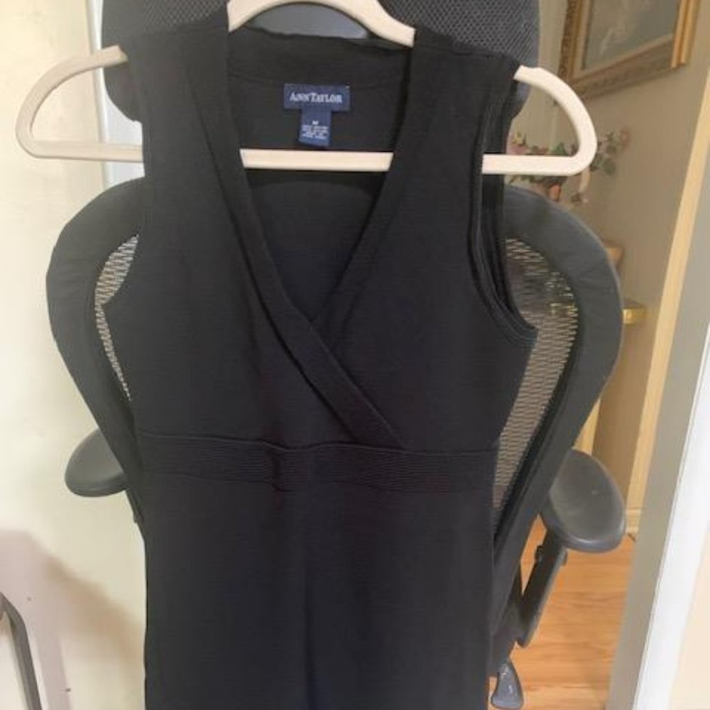 ANN TAYLOR Black no-sleeve dress. Size M.